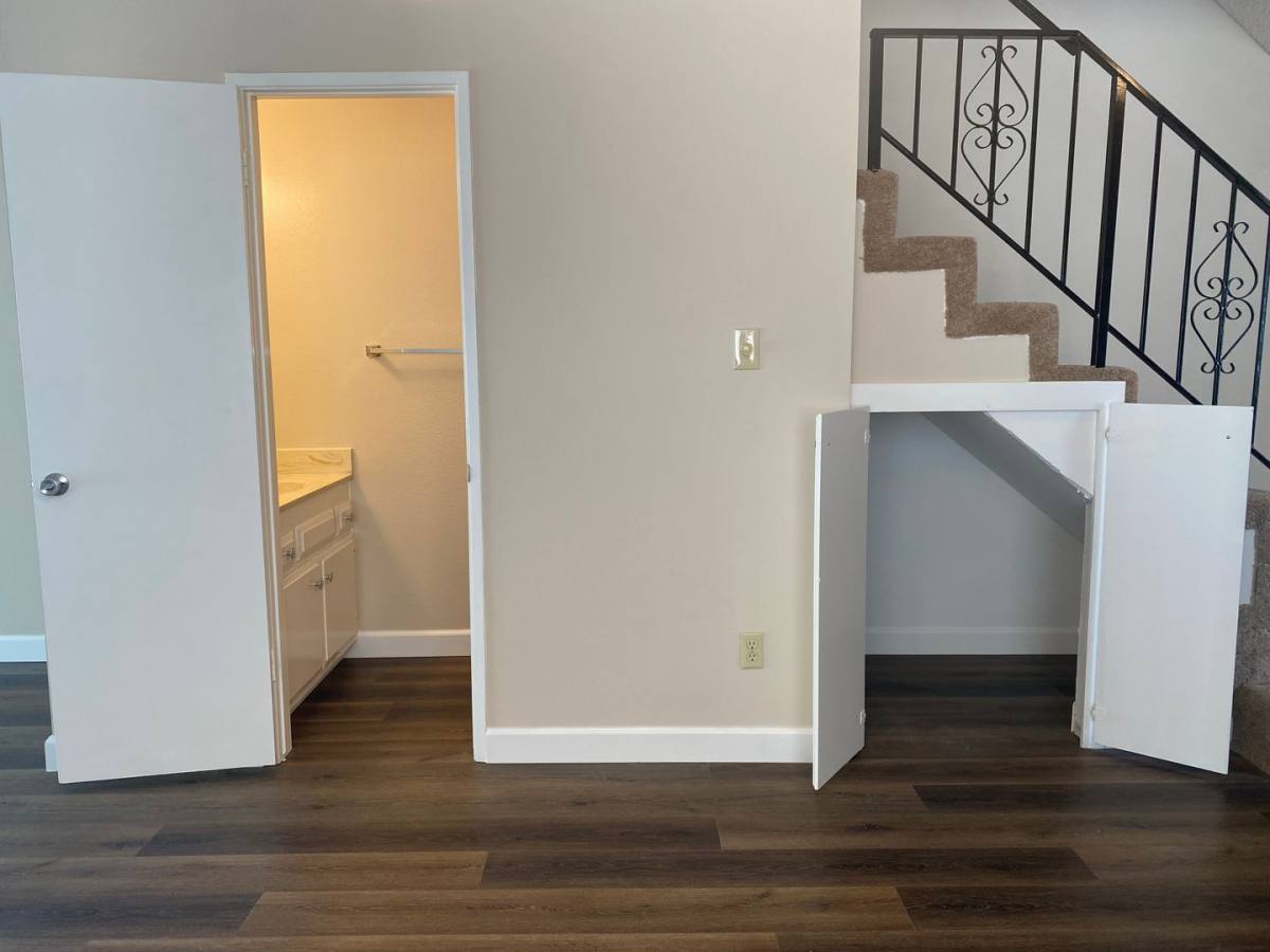 Townhouse for rent at 723 E Orange Grove Ave, Burbank, CA 91501