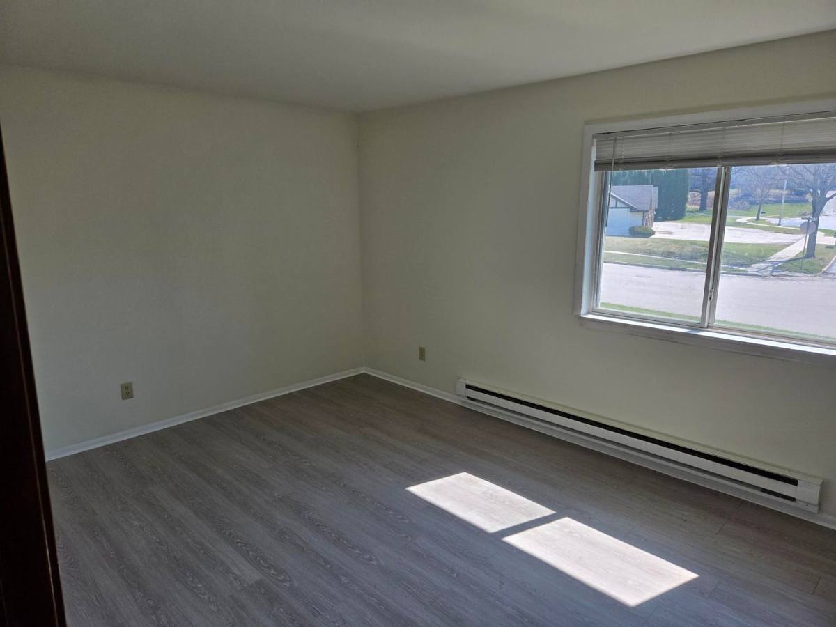 Apartment for rent at 1393 Meadowcreek Dr, Pewaukee, WI 53072
