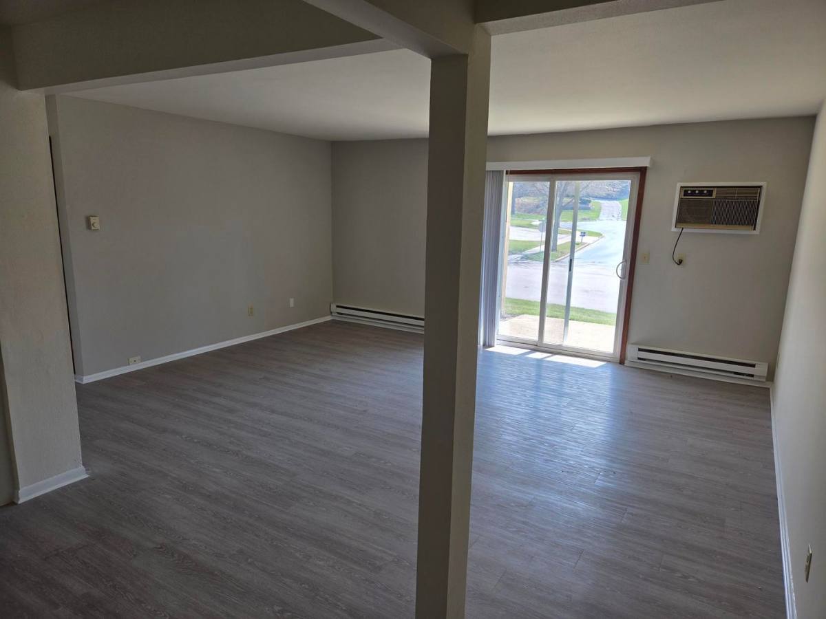 Apartment for rent at 1393 Meadowcreek Dr, Pewaukee, WI 53072