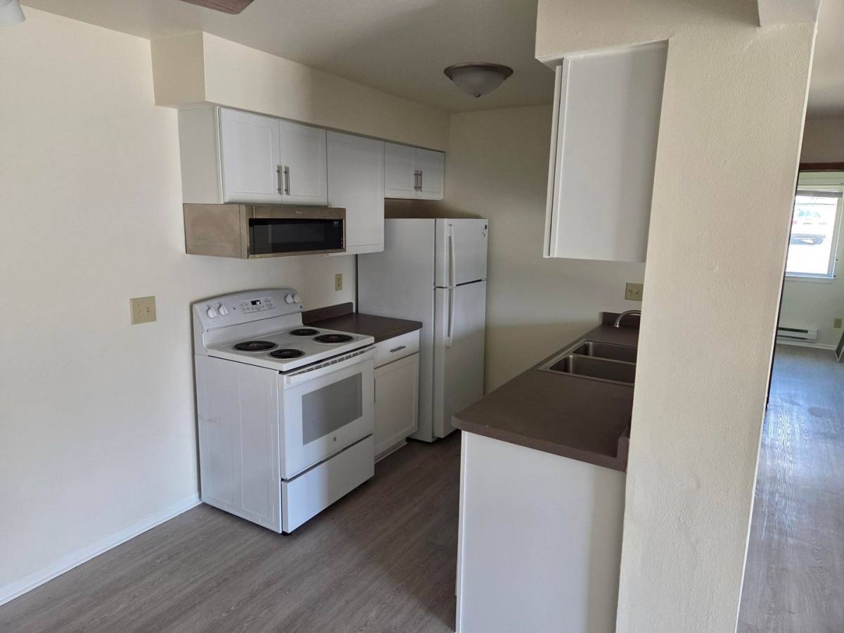 Apartment for rent at 1393 Meadowcreek Dr, Pewaukee, WI 53072
