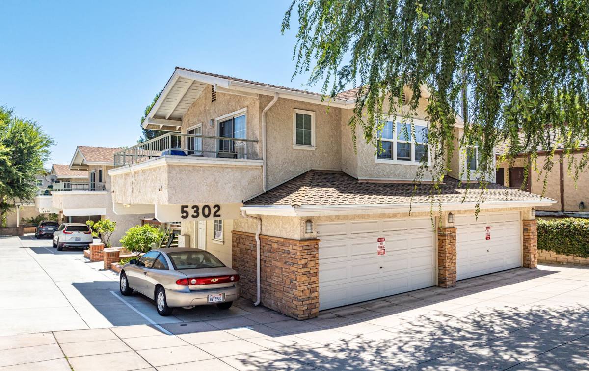 Townhouse for rent at 5302 Colodny Dr, Agoura Hills, CA 91301