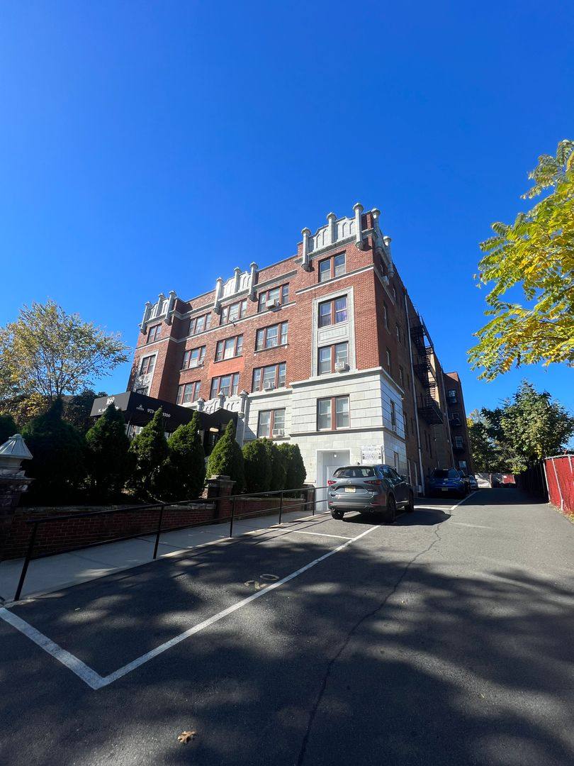 Apartment for rent at 169 N Arlington Ave, East Orange, NJ 07017