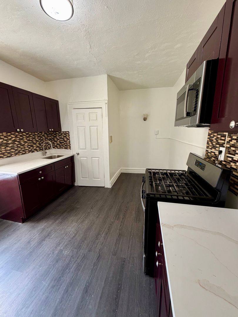 Apartment for rent at 169 N Arlington Ave, East Orange, NJ 07017