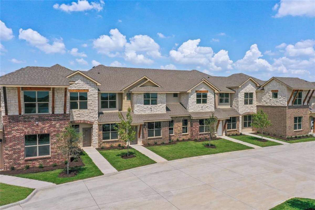 Townhouse for rent at 3605 S Bonnie Brae, Argyle, TX 76226