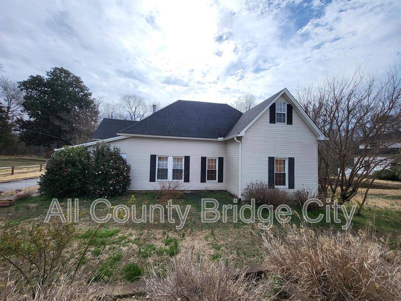 House for rent at 311 Retreat St, Westminster, SC 29693