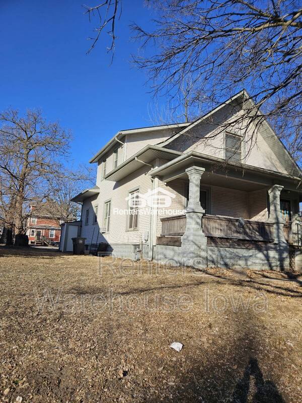 Apartment for rent at 1108 25th St #2, Des Moines, IA 50311
