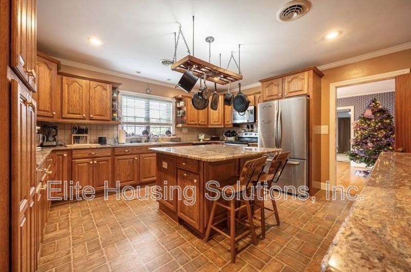 House for rent at 290 W Ridge St, Wytheville, VA 24382