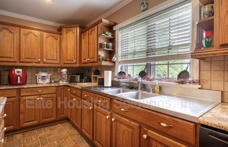 House for rent at 290 W Ridge St, Wytheville, VA 24382