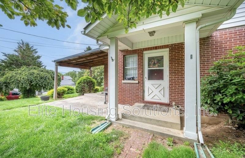 House for rent at 290 W Ridge St, Wytheville, VA 24382