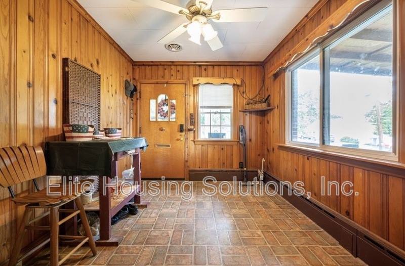 House for rent at 290 W Ridge St, Wytheville, VA 24382