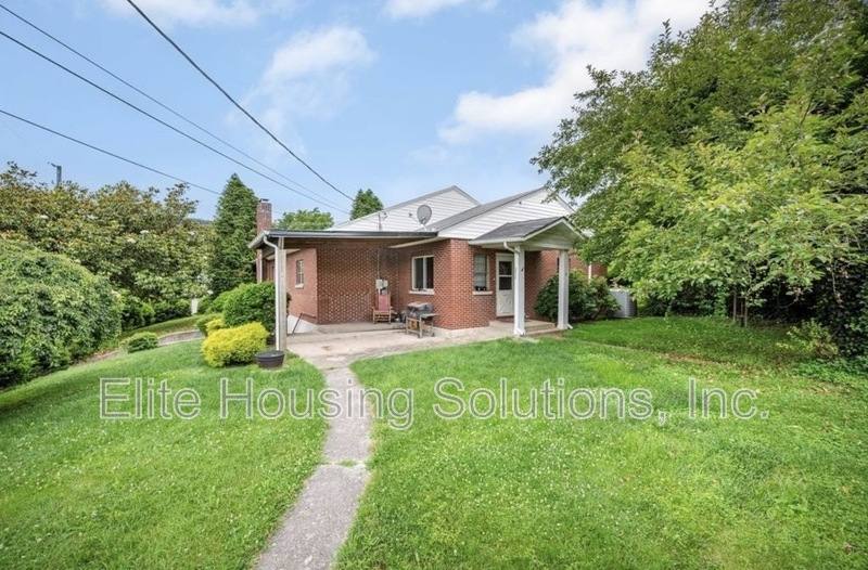 House for rent at 290 W Ridge St, Wytheville, VA 24382