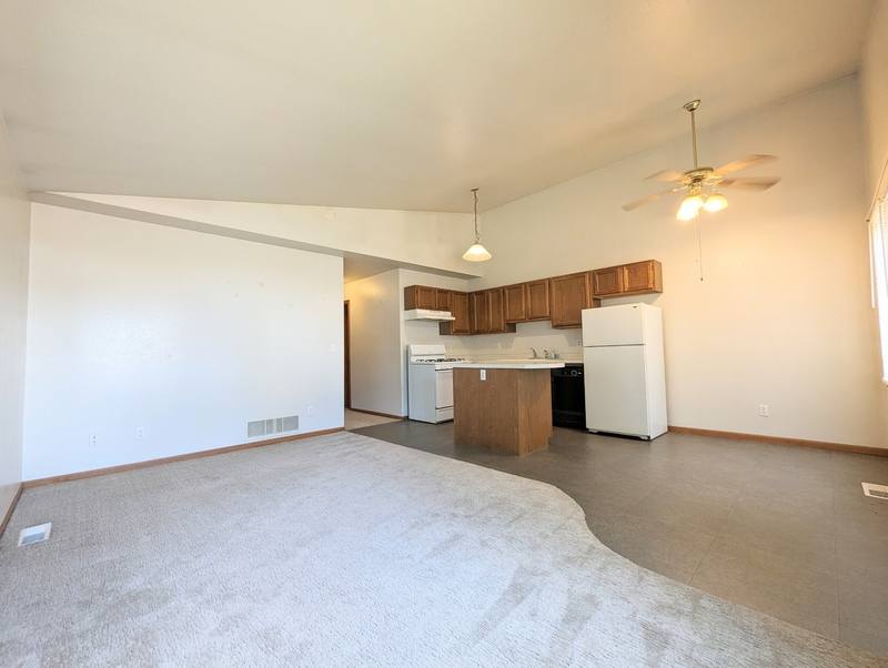 Apartment for rent at 406 E Montgomery St, Knoxville, IA 50138