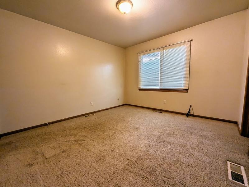 Apartment for rent at 406 E Montgomery St, Knoxville, IA 50138