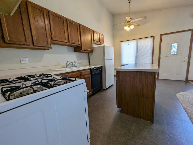 Apartment for rent at 406 E Montgomery St, Knoxville, IA 50138