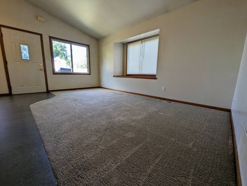 Apartment for rent at 406 E Montgomery St, Knoxville, IA 50138