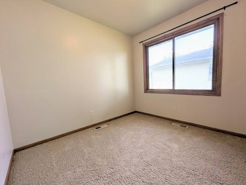 Apartment for rent at 406 E Montgomery St, Knoxville, IA 50138