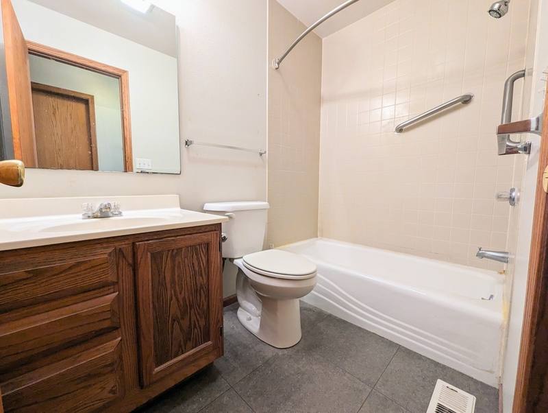 Apartment for rent at 406 E Montgomery St, Knoxville, IA 50138