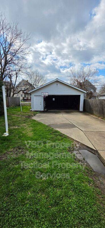 Apartment for rent at 8204 Vineyard Ave #UP, Cleveland, OH 44105