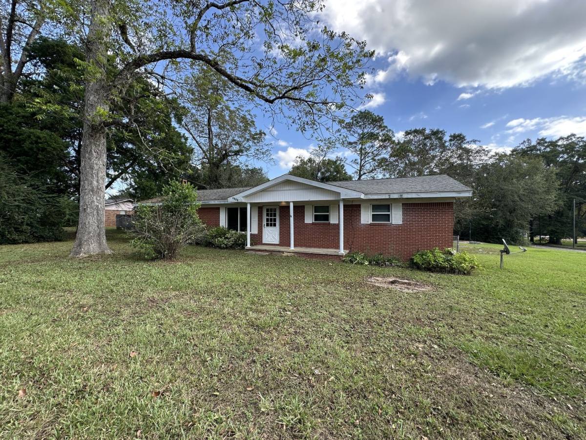 House for rent at 8101 4th Ave, Laurel Hill, FL 32567