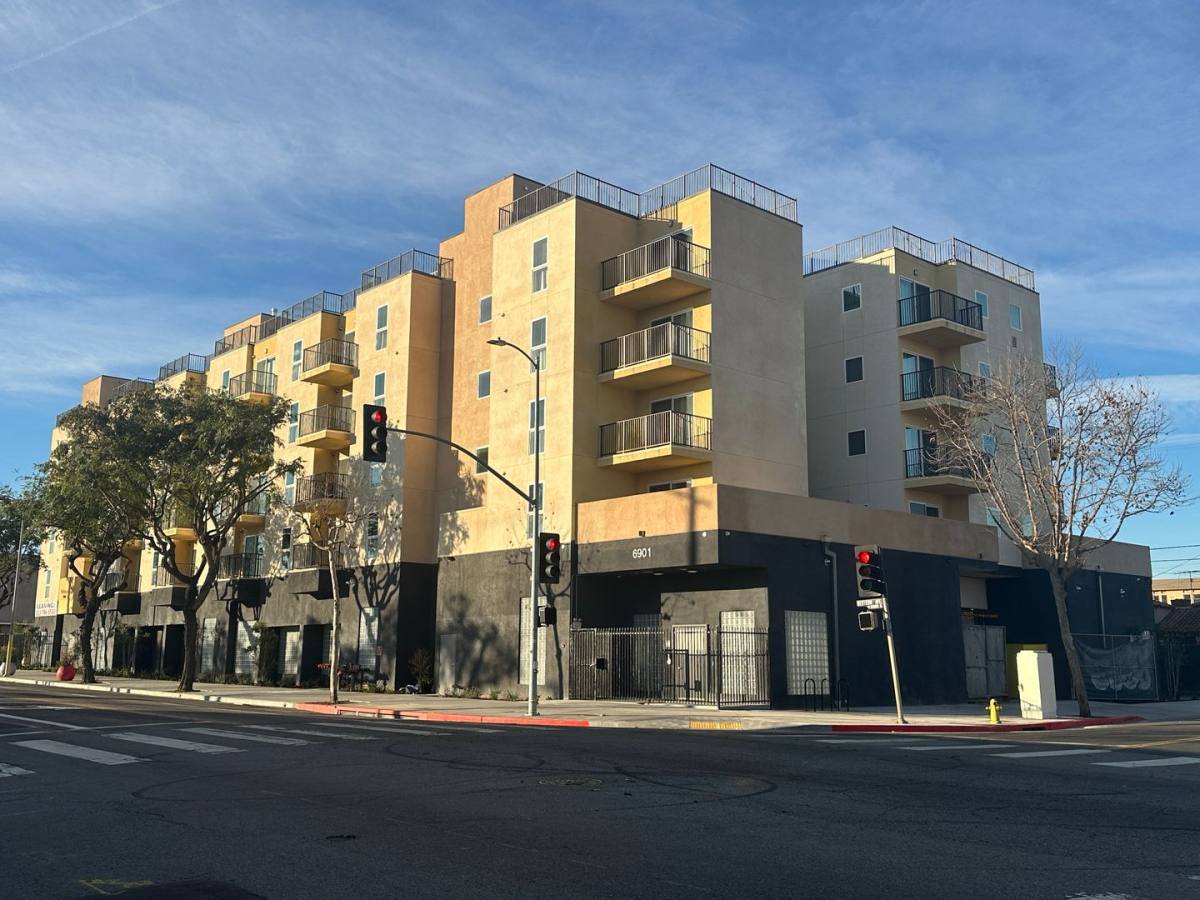 Apartment for rent at 6901 S Western Ave, Los Angeles, CA 90047