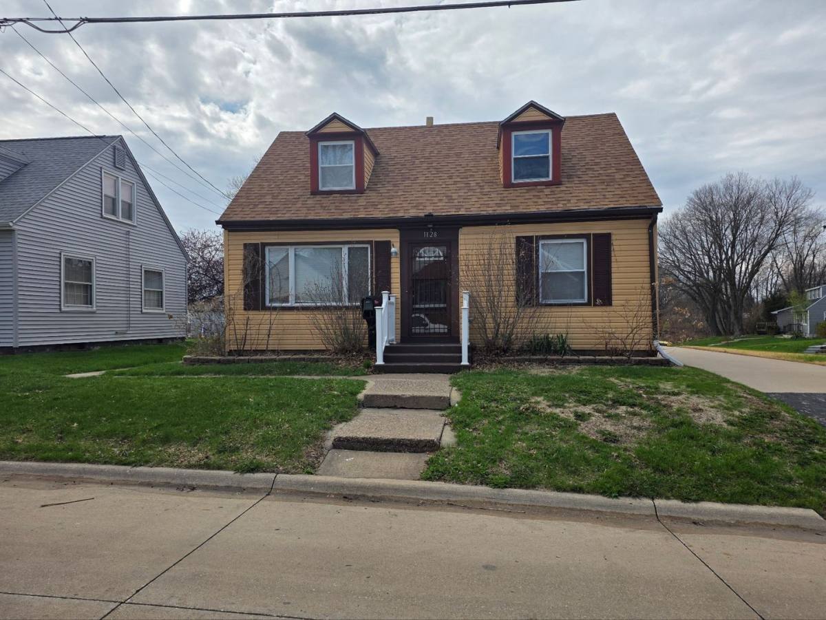House for rent at 1128 28th St, Bettendorf, IA 52722