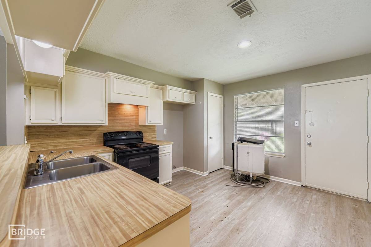 Apartment for rent at 1611 Hazelwood St, Conroe, TX 77301