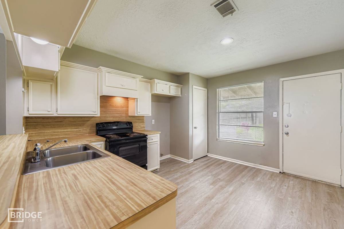 Apartment for rent at 1611 Hazelwood St, Conroe, TX 77301