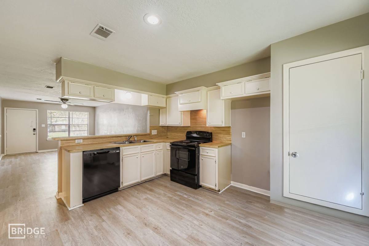 Apartment for rent at 1611 Hazelwood St, Conroe, TX 77301