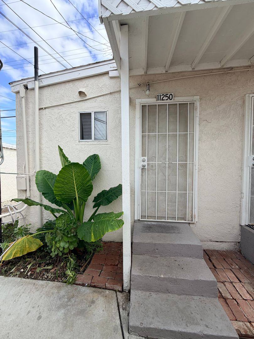 Apartment for rent at 11254 Nardo St, Ventura, CA 93004