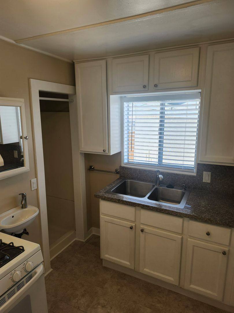 Apartment for rent at 11254 Nardo St, Ventura, CA 93004