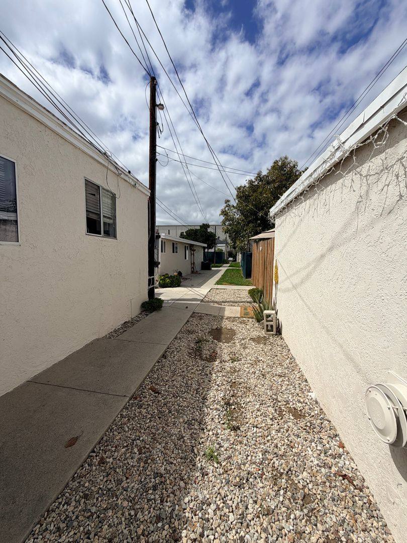 Apartment for rent at 11254 Nardo St, Ventura, CA 93004