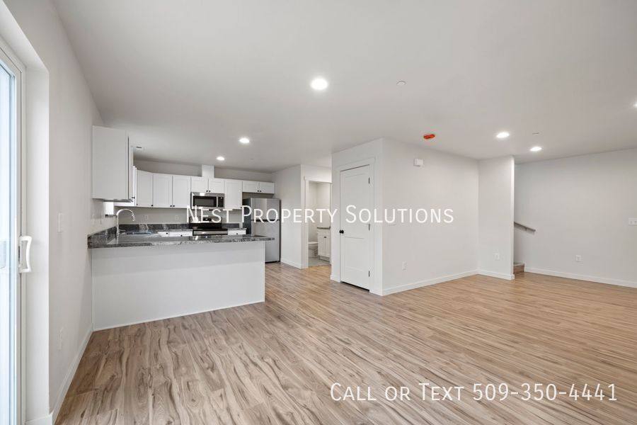 Townhouse for rent at 215 W 1st St #2, Warden, WA 98857