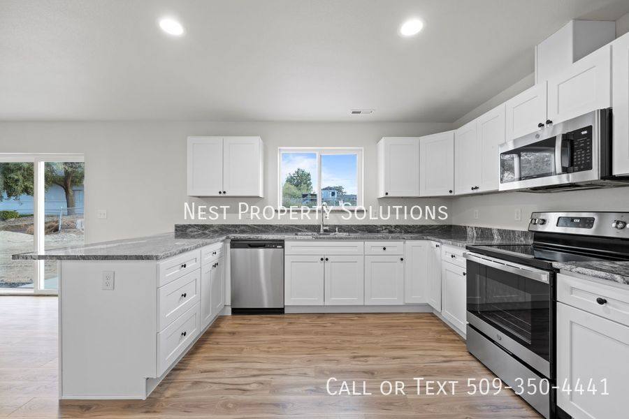 Townhouse for rent at 215 W 1st St #2, Warden, WA 98857