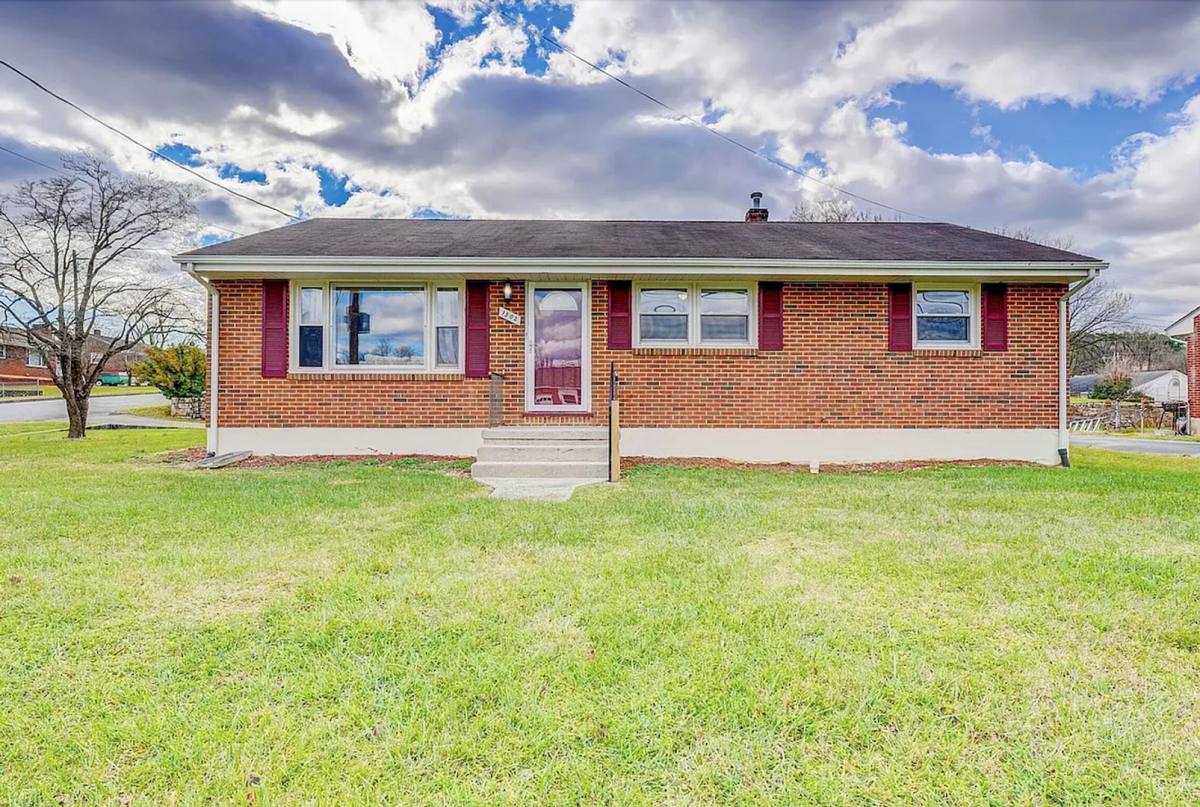 House for rent at 1302 Penley St, Salem, VA 24153