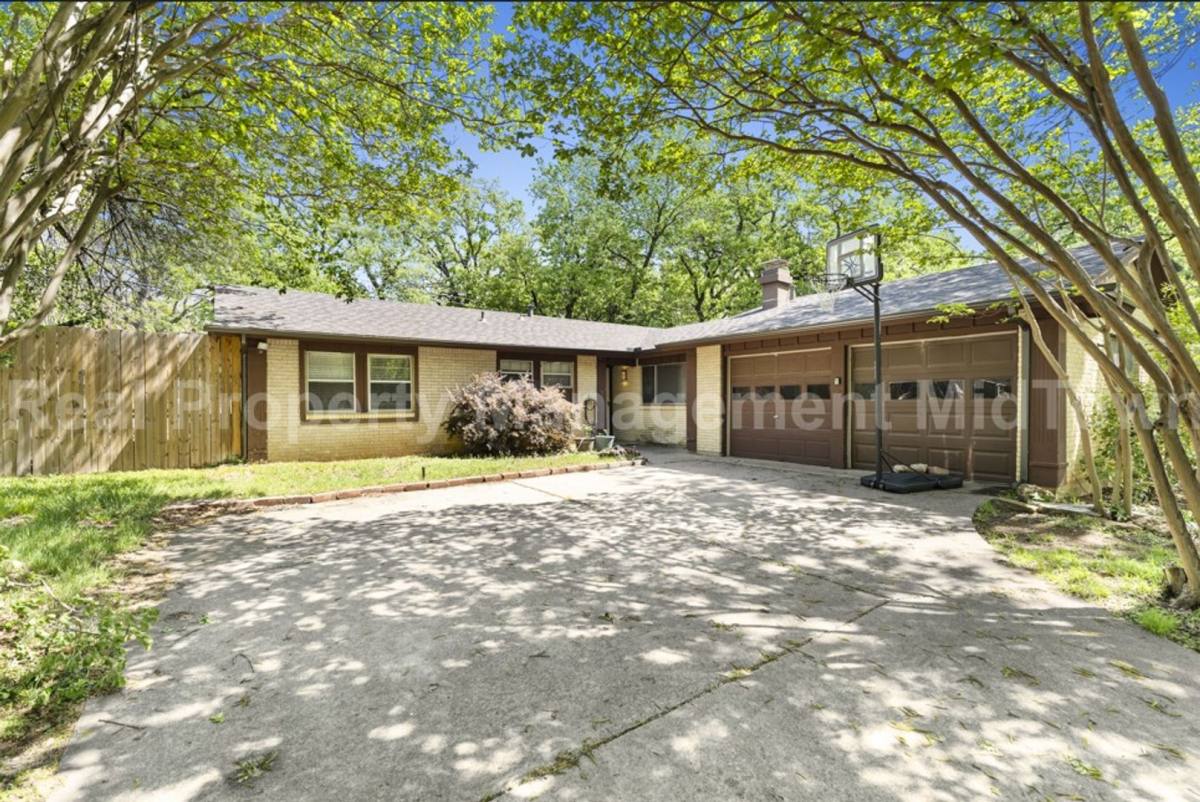 House for rent at 2827 Blackwood Dr, Arlington, TX 76013