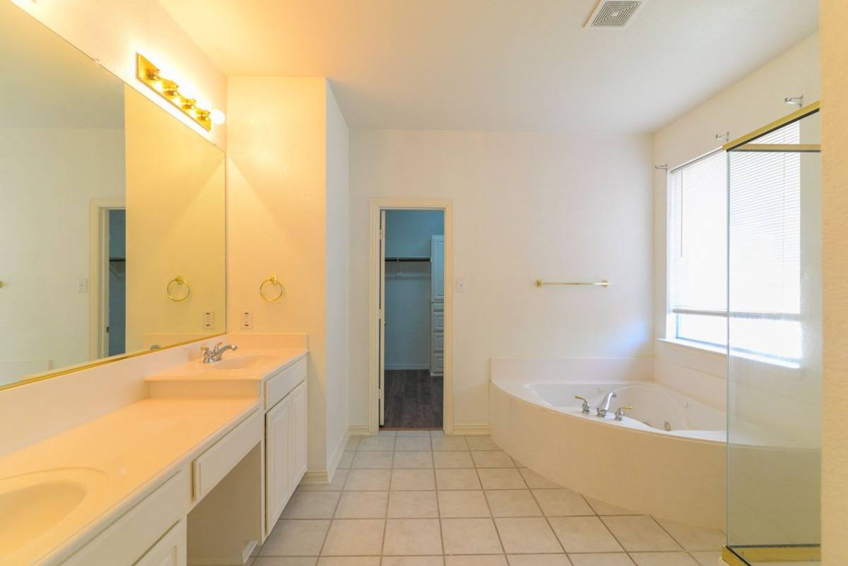 House for rent at 9605 Pinehurst Dr, Rowlett, TX 75089
