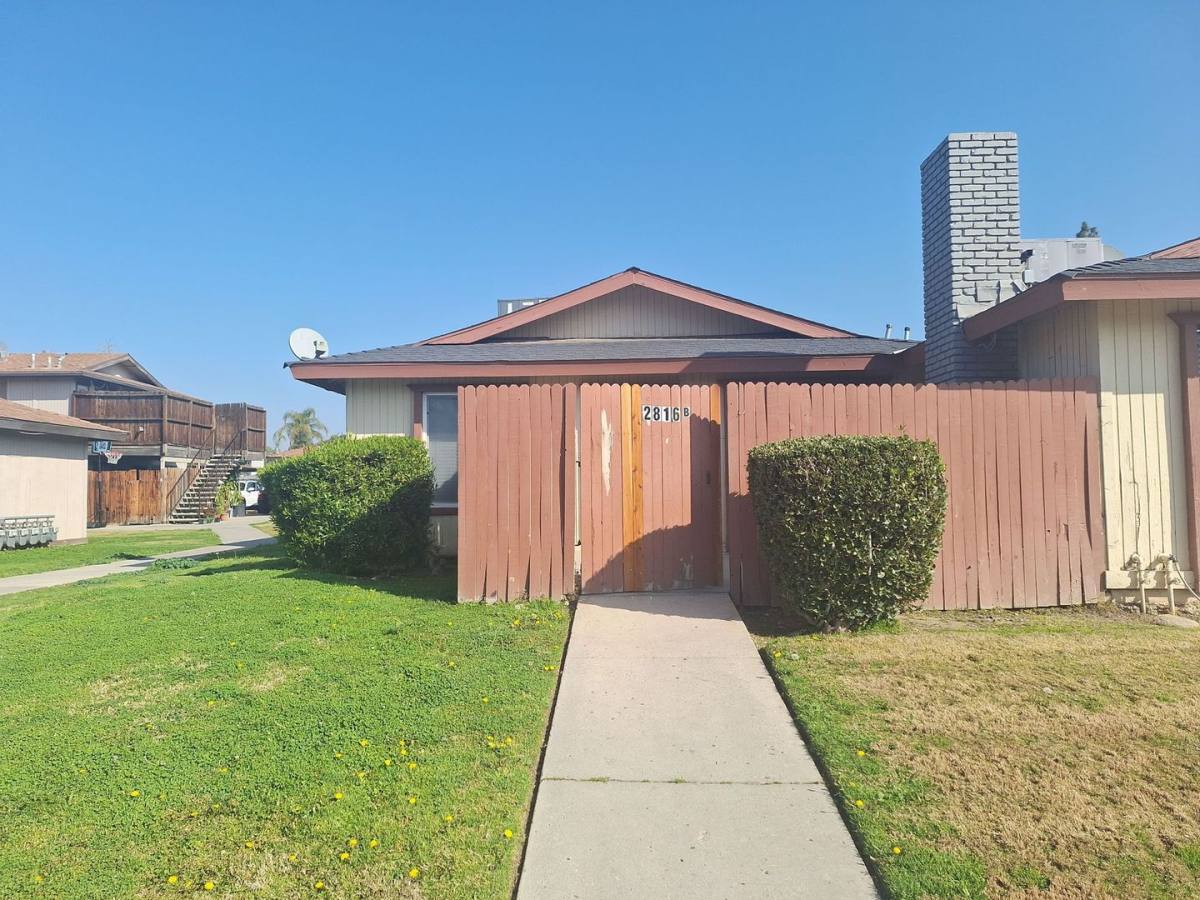 Apartment for rent at 2816 N Halfmoon Dr, Bakersfield, CA 93309