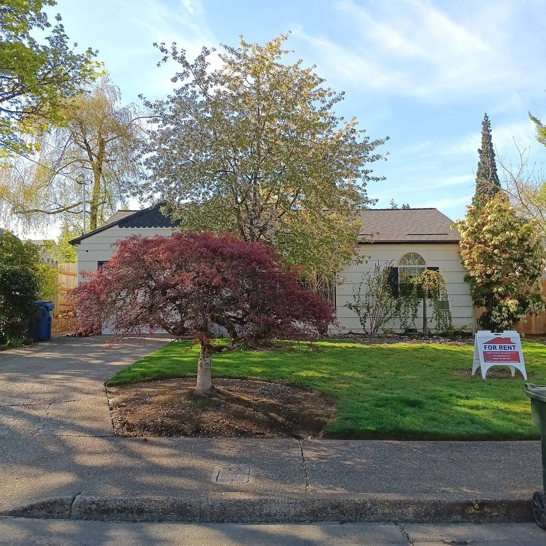 House for rent at 880 Judson St SE, Salem, OR 97302
