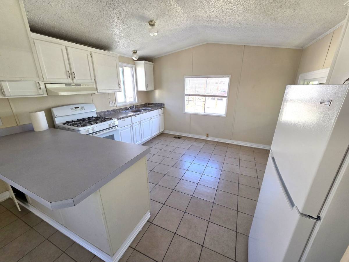 Apartment for rent at 449 N Cambridge Ave, Lindsay, CA 93247