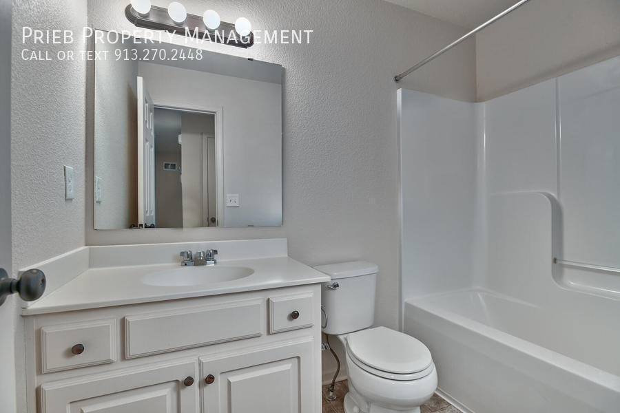 Townhouse for rent at 2028 S 137th St, Bonner Springs, KS 66012