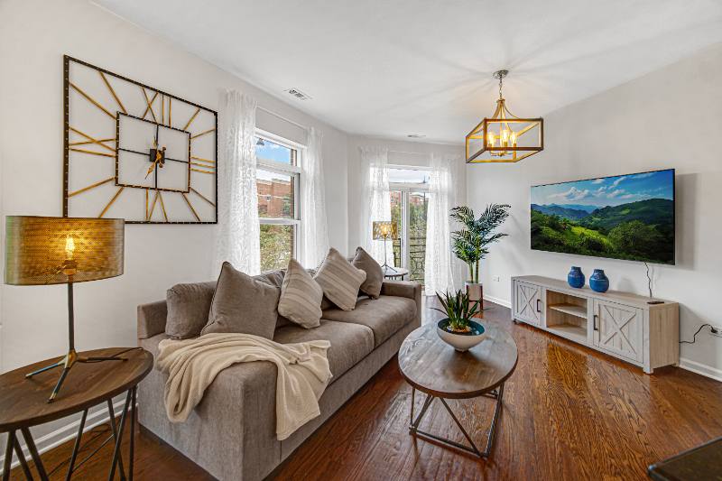 House for rent at 1407 S Halsted St #2B, Chicago, IL 60607