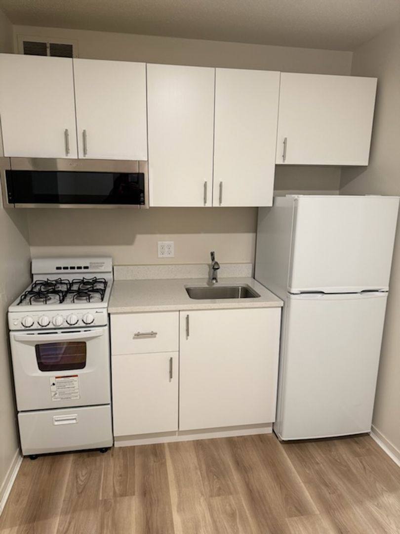 Apartment for rent at 104 S 8th St, Clear Lake, IA 50428
