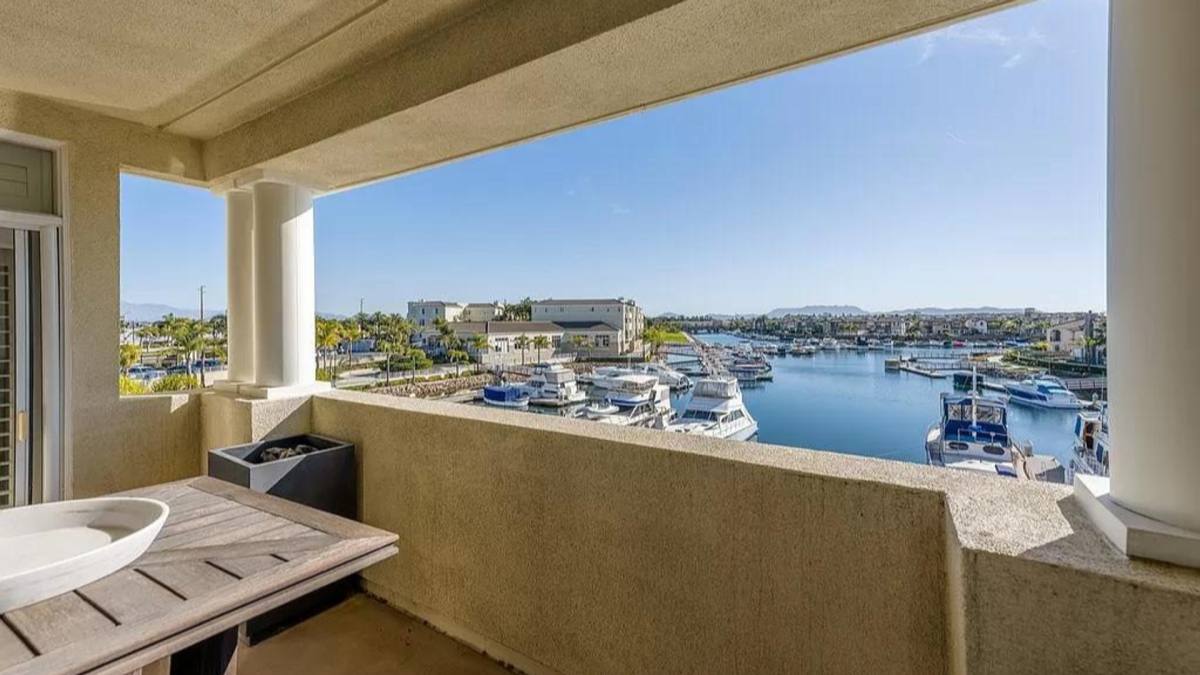 Apartment for rent at 4346 Tradewinds Dr, Oxnard, CA 93035