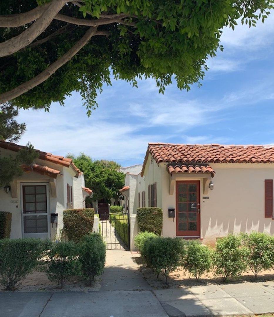 Apartment for rent at 2665-67 32nd St, Santa Monica, CA 90405
