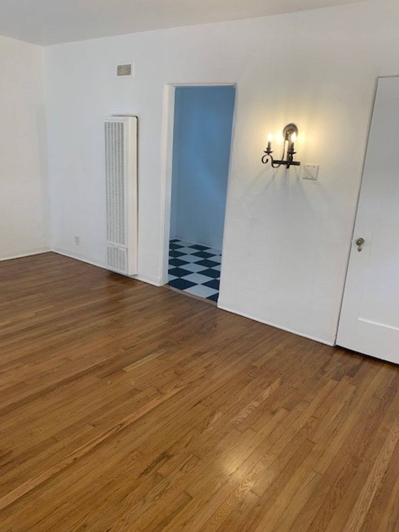 Apartment for rent at 2665-67 32nd St, Santa Monica, CA 90405
