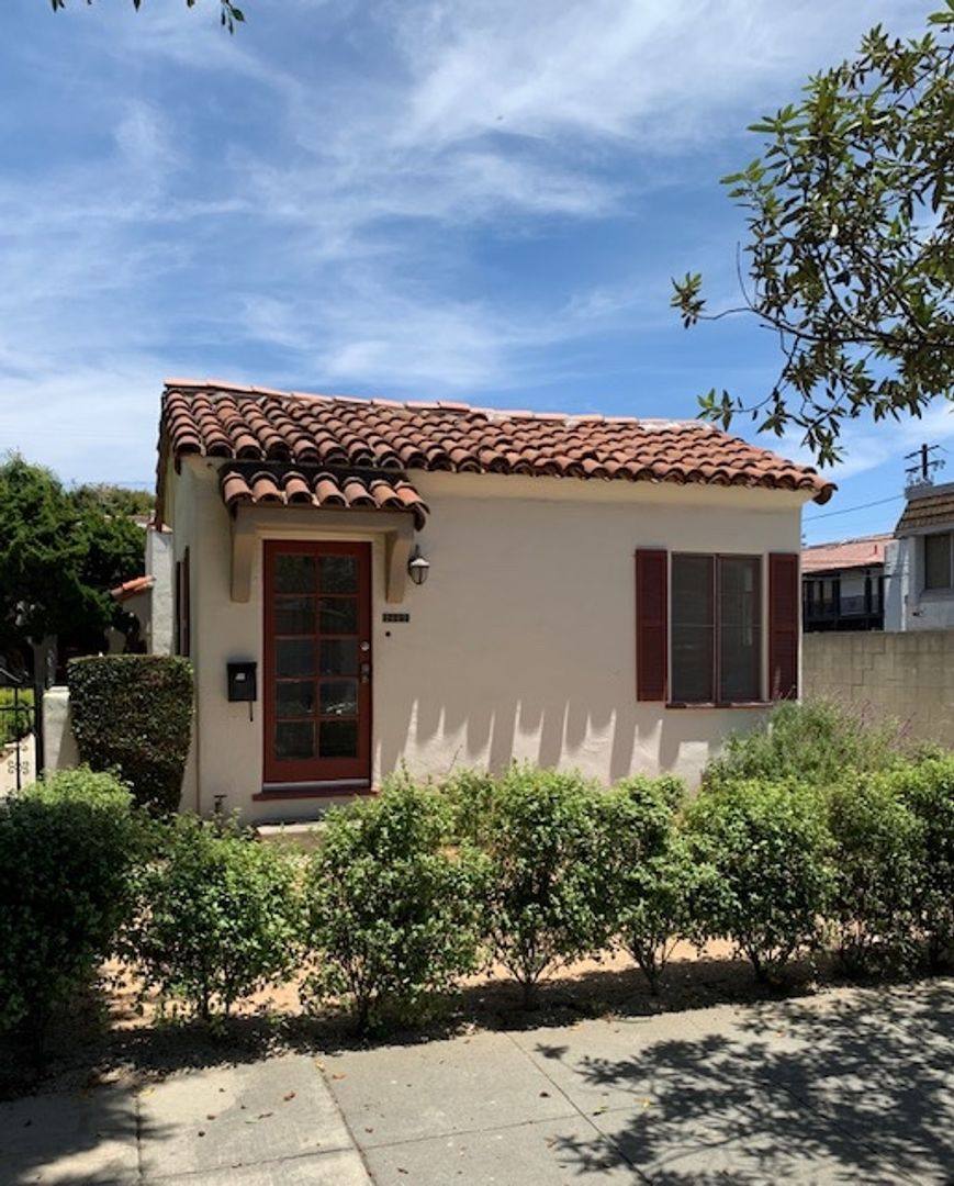 Apartment for rent at 2665-67 32nd St, Santa Monica, CA 90405
