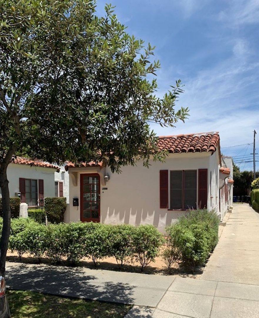 Apartment for rent at 2665-67 32nd St, Santa Monica, CA 90405