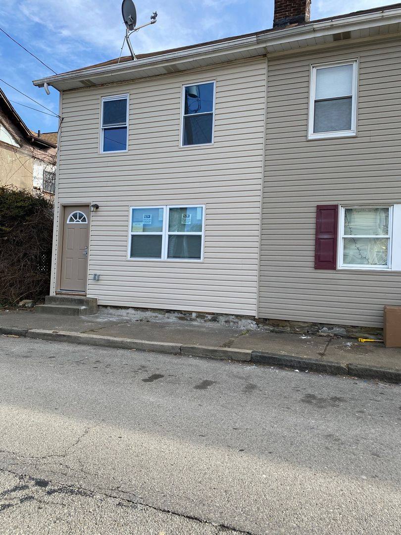 Townhouse for rent at 513 S 2nd Ave, Elizabeth, PA 15037
