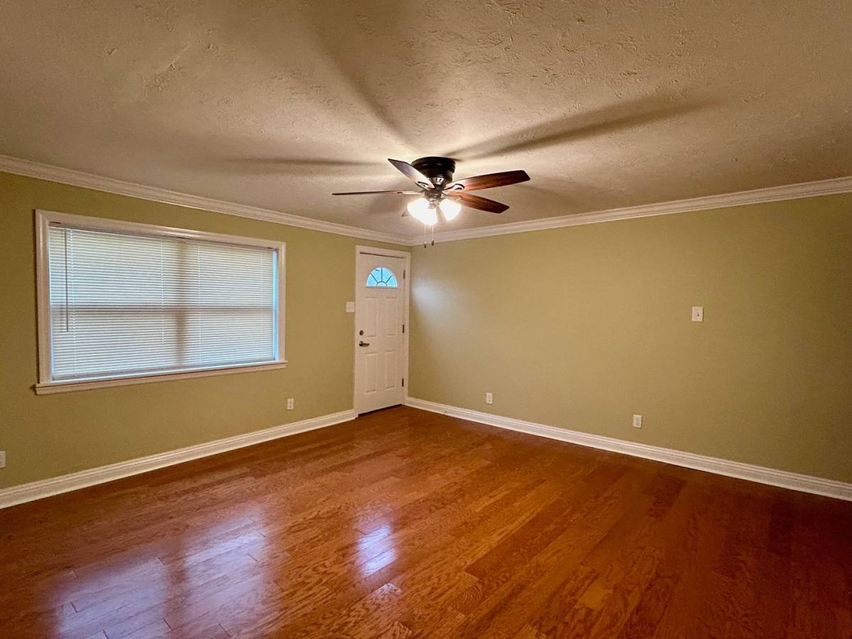Townhouse for rent at 513 S 2nd Ave, Elizabeth, PA 15037