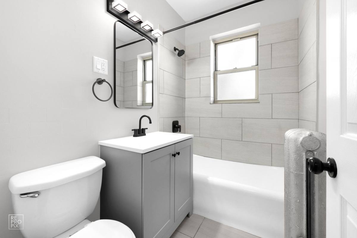 Apartment for rent at 2837 E 77th St, Chicago, IL 60649
